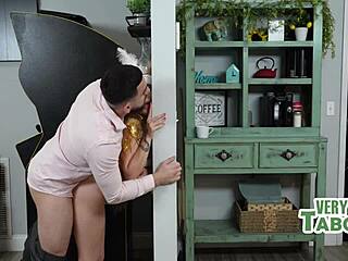 जोसी टकर यूनिफॉर्म में, फ्लूट प्रैक्टिस के लिए तैयार?