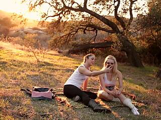 Remy Lacroix aur Alli Rae steamy lesbian play mein dive kar rahe hain