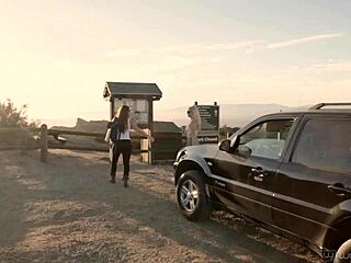 Remy Lacroix aur Alli Rae steamy lesbian play mein dive kar rahe hain