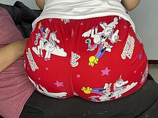 मासूम सौतेली बेटी सौतेले बाप की गोद में बैठी उसकी गांड एंजॉय कर रही