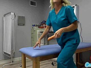 ब्लॉन्ड नर्स420 अस्पताल में लंच के दौरान मस्तरबेट करती है