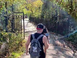 5 लड़के एक बेबस टीन पर माल छोड़ते हैं