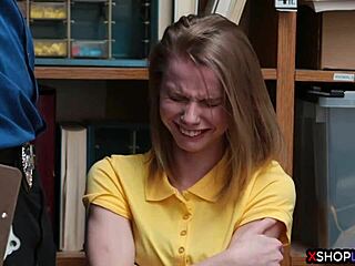 रशियन स्लेंडर शॉपलिफ्टिंग 18+ लडकी को फक से पनिश किया गया