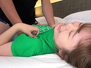 इस एशियन बेब को हार्ड राइड करते देख मैं बहुत गरम हो गया हूँ