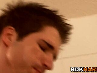 देखो ये गे हंक्स एक दूसरे की बड़ी लंड को पैशनेटली चूस रहे हैं इंटेंस इमोशन के साथ