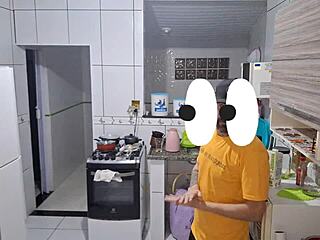 मेरा दोस्त मुझे अपनी बीवी के साथ छोड़ गया, और मैंने उसके पास अपना लंड निकाला!