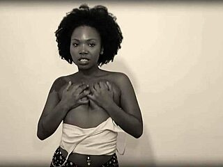 उसकी छोटी गंद ट्विंकल होती देख न रुका और लंड उस स्वादिष्ट छोटी काली लड़की की गंद में डाला