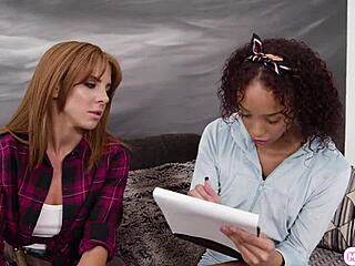 रेडहेड लेस्बियन बेब क्लाइंट की काली गर्लफ्रेंड चाट रही