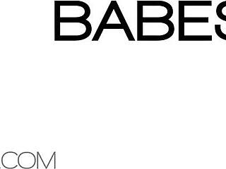 taylor vixen shows her tits while masturbating in hd