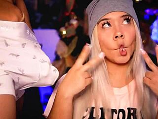 हॉर्नी ब्लॉन्ड ट्वर्क और डांस करती है अपने फ्रेंड के थिक लंड पर सेडक्टिवली।