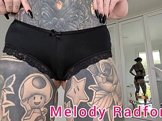 ब्लैक रेड लिंगरी ट्राई ऑन हॉल क्लोजअप मेलोडी रैडफोर्ड