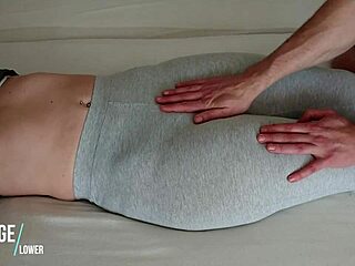 योगा पैंट्स वाली टीन की चूत को सेशन में छुआ गया