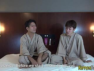 गे एशियन देता है हैंडजॉब और मस्तरबेट करता है