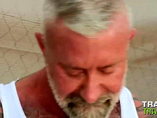 ट्रेलरट्रैशबॉयज लांस चार्जर टिमोथी ड्रेक पर बेयरबैक हार्ड जाता है