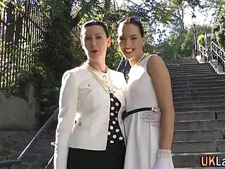 ब्रिटिश लेस्बियन स्टॉकिंग्स में एक-दूसरे की चूत उंगली करती HD