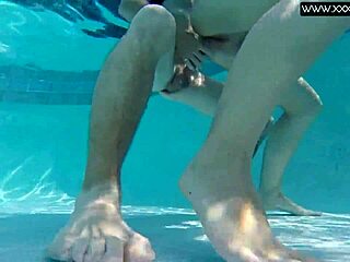 मिन्नी मंगा हेंटाई में पानी के नीचे डिक के साथ एक्सप्लोर करती है