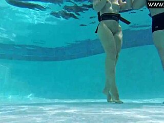 मिन्नी मंगा हेंटाई में पानी के नीचे डिक के साथ एक्सप्लोर करती है