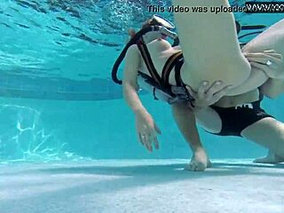 मिन्नी मंगा हेंटाई में पानी के नीचे डिक के साथ एक्सप्लोर करती है