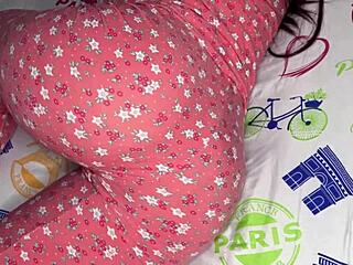 मेरी 18 साल की सौतेली बेटी की बड़ी गांड मुझे पागल क्यों कर देती है?