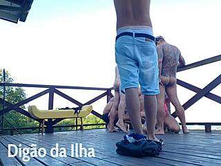 खूबसूरत रेडहेड की कर्वी गांड बालकनी पर!