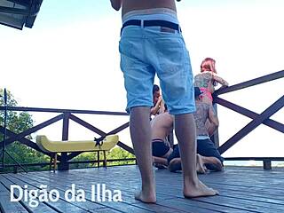 खूबसूरत रेडहेड की कर्वी गांड बालकनी पर!