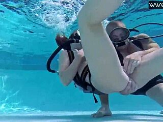 मिन्नी मंगा हेंटाई में पानी के नीचे डिक के साथ एक्सप्लोर करती है