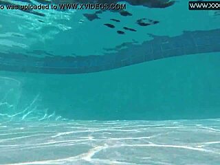 मिन्नी मंगा हेंटाई में पानी के नीचे डिक के साथ एक्सप्लोर करती है