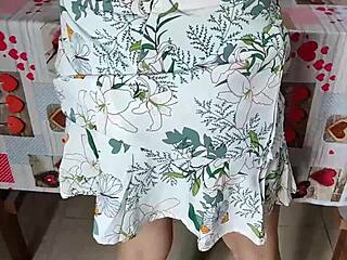 हाउसवाइफ कुकिंग मसिव कॉक का रेसिस्ट नहीं कर सकती!