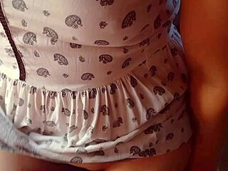 अरे, देखो इस मिल्फ की पैंटीहोज गर्म कम से टपक रही है?