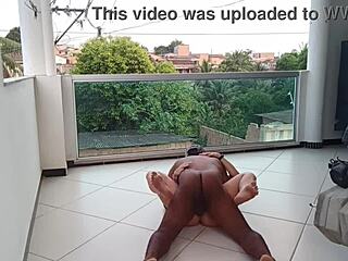 बाइसेक्सुअल भूरी बालों वाली को पर्सनल ट्रेनर से पब्लिक आउटडोर में जोर से चोदा जाता है