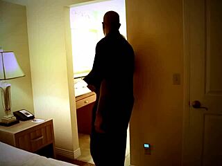 शावर से शुरू मिल्फ BBC सवारी जंगली इंटररेशियल गले तक चूसाई