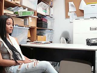 हॉट बीएफएफ बोननी ग्रे और माया बिजू शॉपलिफ्टिंग पर पकड़ी गईं, पनिशमेंट के लिए बेंट ओवर!