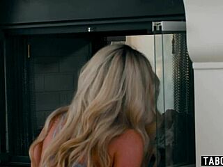 ब्लॉन्ड मिल्फ सैडी समर को यंग लड़के ने मस्तरबेट करते हुए पकड़ा।