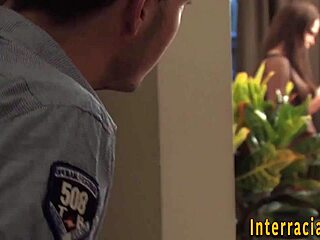 यो, बड़ी छाती वाली बेब, उस विशाल लंड की सवारी कैसी लग रही है?