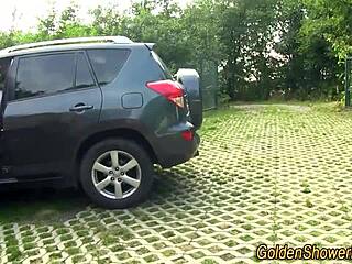 गोल्डनशावर रंडी को आउटडोर फेटिश में झाड़ा कम से भरा