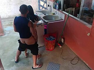 बॉस गया, मेड मेरे हार्ड लंड को घर पर रोक न सकी!