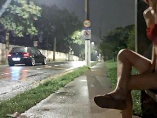 punheta arriscada na rua pra ruiva gostosa no ponto de onibus com hardcore gay