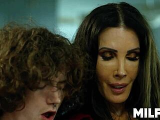 मेच्योर मॉम और स्टेपसन प्राइवेट मोमेंट्स में करीब आए