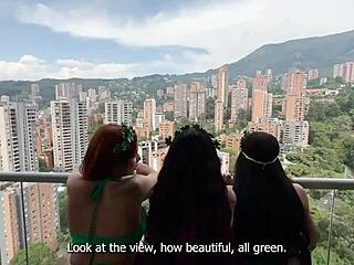 अलिशिया ट्रेस, मिला गार्सिया, क्रिस्टल ब्रिज बाल्कनी पर प्यूसी खाती हैं