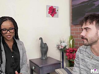 Psychologist banged by patient 😏