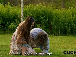 एक बार, एक औरत शाम की लाइट्स के नीचे सड़कों पर काम करती थी।