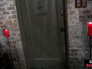 लेज़डॉम ने सबमिसिव को फिस्टिंग से पहले गैपिंग गुदा के साथ खिलौने आजमाए!