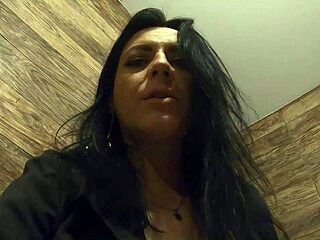 गर्म मिल्फ पीस करती सेक्सी स्टॉकिंग्स में