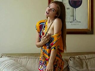 इरोटिक 18+ युवती अपनी नेकेड ब्यूटी सेन्सुअल डिस्प्ले में रिवील करती है