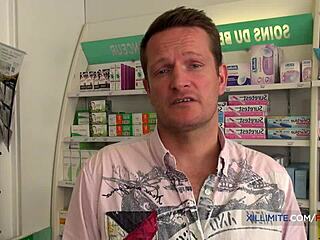 यह फ्रेंच फार्मासिस्ट अपने टाइट गंद में बड़ा लंड लेती है!