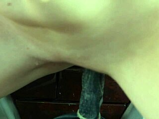 हॉर्नी रेडहेड लड़की गियरशिफ्ट चोदती है और लंड चूसती है!