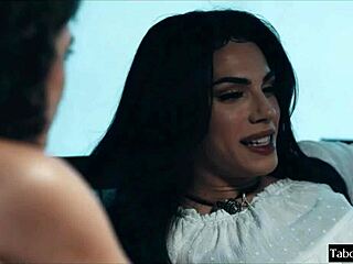 खूबसूरत शीमेल ने औरत को गरम मुलाकात में चोदा