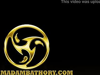 कॉलर वाली सबमिसिव नंगे पैर बंधन अपमान सहती है