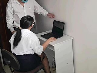 सफादा सेक्रेटरी, बॉस को खुश करने के लिए तैयार?