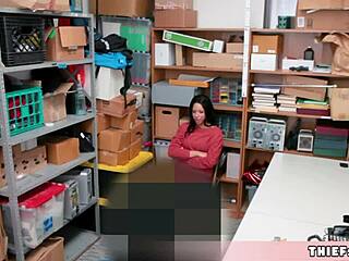 चोरी करते पकड़ी गई हॉट लड़की को स्ट्रिप सर्च और सजा में चुदाई का सामना करना पड़ा